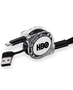 Cab USB retrátil 3 em 1 prateado, com combinação de fechadura e plugue. Feito de metal e plástico, possui cabo retrátil e conexão para carregamento de diversos dispositivos eletrônicos. Ideal para uso em casa, no escritório ou em viagens, garantindo praticidade e segurança.