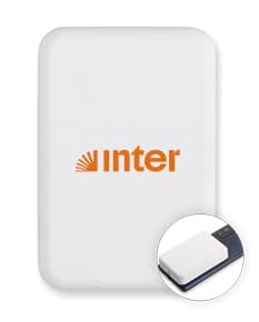 Botão quadrado de plástico brilhante com ícone de chave, inserção de teclado e símbolos de tecnologia. Modelo moderno de Power Bank 10.000mAh.