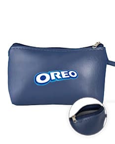 Nécessaire Couro Sintético preto, moderno e elegante para guardar dinheiro, documentos e acessórios pessoais. Feito de couro sintético marrom com textura elegante e alça para facilitar o transporte. Ideal para organizar objetos pessoais com estilo e praticidade.