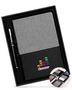 Notebook e pasta executiva, conjunto de equipamentos tecnológicos para escritório, tecnologia moderna e portátil, com display vazio e teclado preto, perfeito para negócios e comunicação sem fio, incluindo unidade de disco externa e monitor.