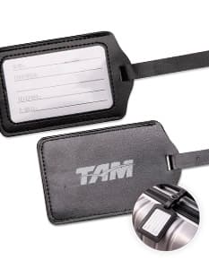 Identificador de Bagagem preto feito de couro, com fecho e interior vazio para inserir informações. Com design compacto e resistente, ideal para identificação de bagagem em viagens.