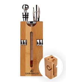 Kit Vinho 6 Peças: um conjunto de equipamentos de metal e madeira, incluindo um saca-rolhas, um cortador de lacre, um termômetro, um aerador, um anel anti-gotas e um pega-garrafa. Ideal para apreciadores de vinho que valorizam qualidade e design.