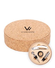 Imagem de um produto chamado Kit Vinho 4 Peças. A foto mostra um conjunto de acessórios para vinho em um fundo marrom cortado, consistindo em um saca-rolhas, corta-gotas, anel da garrafa e tampa da garrafa. O kit parece ser um lanche saudável, com detalhes em pão, frutas e nozes, transmitindo uma sensação de frescor e gourmet.
