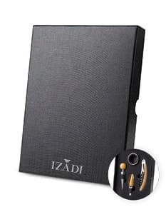 Kit Vinho em metal prateado, com acabamento em couro marrom. Inclui abridor de garrafas, cortador de lacres e tampa de metal. Ideal para amantes de vinho e para presentear.