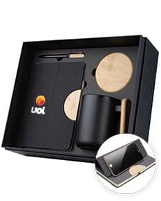 Kit de escritório moderno e digital, contendo equipamentos como computador, notebook, drive externo, teclado, laptop, mouse, monitor, scanner, botões, caneta, pasta, pasta, caixa de metal e telefone. Perfeito para ambiente de trabalho de negócios e comunicação digital.
