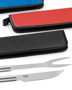 Kit churrasco completo com faca de aço inoxidável afiada, utensílios de corte e cobertura de plástico. Perfeito para um churrasco de sucesso! Adquira já o seu.