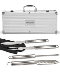 Kit churrasco em estojo de alumínio, ideal para suas viagens e passeios. Seguro e prático, conta com alças resistentes e fecho seguro, garantindo a qualidade dos seus utensílios. Leve o sabor do churrasco para onde quiser com esse conjunto completo e elegante. Aproveite momentos de lazer com muito estilo e praticidade!