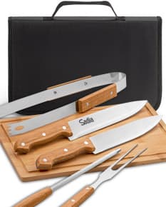 Kit churrasco com faca de aço inoxidável e tesoura afiada. Ideal para negócios e momentos de lazer. Acompanha alça de couro e acabamento cromado. Aproveite para preparar deliciosos churrascos com praticidade e estilo. Adquira já o seu!