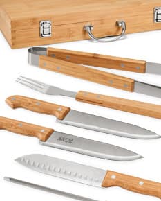 Imagem de um kit churrasco com faca afiada de aço inoxidável e cabo de madeira. Ideal para churrascos em família e para os amantes de um bom corte de carne. Equipamento de qualidade para cortes precisos e saborosos. Aproveite o momento de churrasco com esse kit de alta durabilidade.