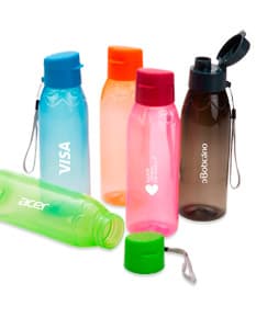 Garrafa plástica transparente de 700ml com alça de nylon. Objeto contém label, tampa, líquido e é ideal para armazenar água.
