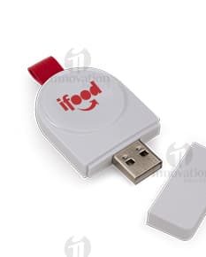 Um carregador por indução iWatch rodeado por equipamentos eletrônicos modernos, como laptops, smartphones, teclados, monitores, discos rígidos e outros dispositivos de armazenamento. A imagem mostra a praticidade e a eficiência deste produto, que permite recarregar seu iWatch de forma rápida e sem a necessidade de fios.