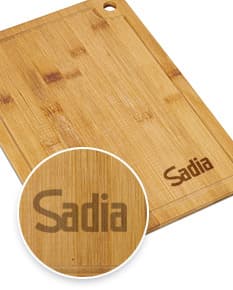 Tábua de corte de madeira marrom com canaleta, textura e padrão vintage. Feita de material antigo, com acabamento áspero e vazio. Ideal para uso na cozinha, com detalhes em grãos de madeira e design retro.