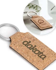 Chaveiro de cortiça artesanal - Perfeito para quem busca brindes originais e sustentáveis. Feito com material natural e resistente, ideal para personalização. Adicione um toque gourmet ao seu evento com esse brinde exclusivo. Leve, prático e cheio de estilo. Dê um toque de sofisticação e consciência ambiental ao seu negócio.