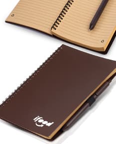 Bloco de anotações com caneta: o companheiro ideal para suas ideias e pensamentos. Feito em couro, é moderno, portátil e prático para o dia a dia. Anote seus fatos, documentos e dados de forma organizada. Perfeito para uso pessoal ou profissional. Nunca mais esqueça uma informação importante!