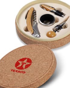 Kit vinho premium em embalagem elegante e charmosa. Ideal para presentear ou impressionar em eventos especiais. Composto por um abridor de garrafas, cortador de cápsulas, tampão de borracha e anel anti-gotas. Design sofisticado e funcional, perfeito para amantes da enologia. Adquira já o seu e desfrute de momentos inesquecíveis. Ideal para brindes corporativos e celebrações. Garanta o seu kit vinho completo e elegante agora mesmo!