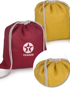 Sacola mochila marrom e amarela de papel burlap, perfeita para transportar snacks saudáveis e doces deliciosos. Ideal para presentear em celebrações e datas especiais. Prática e elegante, é o acessório perfeito para guardar seus alimentos. Um toque gourmet e sofisticado para o seu dia a dia.