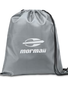Mochila Saco 350 x 410 mm preta e moderna, feita de couro para viagens e compras, com design elegante, fecho de zíper, alça de ombro e têxtil texturizado. A bandeira nacional é exibida como um símbolo de patriotismo no acessório de moda casual.