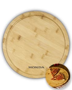 Tábua Redonda de madeira com textura marrom, circular, com moedas de ouro e prata empilhadas em cima.