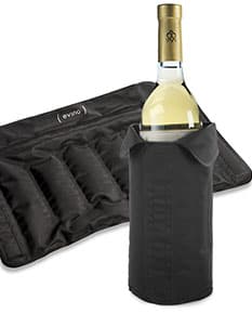 Luva refrigeradora para manter sua bebida gelada por mais tempo. Ideal para festas, churrascos e eventos ao ar livre. Prática e elegante, essa luva é o acessório perfeito para os amantes de bebidas geladas. Adquira já a sua! #luvarefrigeradora #acessoriosparafestas #brindespersonalizados