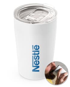 Copo de viagem prateado de metal para bebidas quentes ou frias. Perfeito para transportar seu café ou água com praticidade e estilo. Ideal para quem está sempre em movimento. Mantenha-se hidratado(a) durante o dia com este copo portátil e sustentável. Compre já!