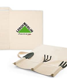 Conjunto de jardinagem em caixa de papelão marrom para presentear. Ideal para envio e armazenamento de ferramentas de jardinagem. A embalagem é prática e resistente, garantindo a entrega segura do produto. Perfeito para quem ama jardinagem! Garanta já o seu.