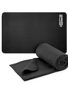 Manta polar 180 g/m² de várias cores em uma caixa de papelão aberta. A imagem mostra um único produto em um ambiente moderno e limpo, com espaço vazio ao redor.