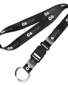 Cordão com fecho de mochila e argola de alta qualidade, perfeito para personalização! Ideal para identificação de objetos ou como brinde corporativo. Adquira já o seu e destaque-se com praticidade e estilo. Garanta o seu cordão personalizado agora mesmo!