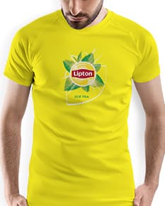 Homem jovem e atraente usando uma camiseta preta tradicional, sorrindo de forma confiante e casual. Ele está em pé, posando para a câmera em um estúdio, com um estilo moderno e esportivo. O modelo é magro e está em forma, transmitindo uma imagem de saúde e sucesso.