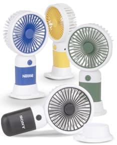 Mini ventilador recarregável em metal prateado, design moderno e shape circular. Tecnologia digital, equipamento de estúdio. Icon business com símbolo de seta indicando ventilação. Ideal para uso em viagens, ambiente de trabalho e lazer.