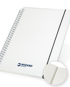 Notebook B5 Plástico 26x19 em fundo branco aberto, com papel em branco e envelope ao lado. Objeto de estudo e organização, com espaço para escrever e armazenar mensagem, documentos e lembretes. Ideal para uso em escritórios e escolas.