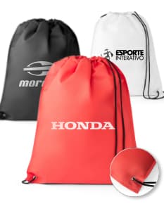Mochila Saco Tnt preta e marrom com alça de couro, design elegante e textura suave. Ideal para viagens e compras, possui shape clean e estilo retro. Perfecto para transporte de mercadorias e objetos de forma organizada e com muito charme.