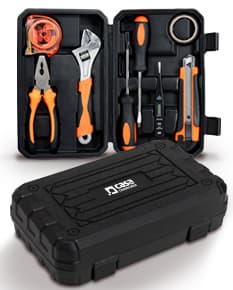 Kit ferramenta 8 peças em metal e plástico preto, incluindo chave de fenda, chave inglesa, broca, alicate, martelo, parafusos, fita métrica e caixa de armazenamento amarela. Ideal para trabalhos de carpintaria, reparos e construção.