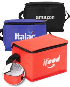 Bolsa térmica de 4 litros em formato de caixa, feita de plástico resistente. Decorada com fita e laço, é perfeita para presentes em datas comemorativas como aniversários e Dia dos Namorados. Ideal para armazenar alimentos e bebidas, mantendo-os frescos por mais tempo. A bolsa possui um design elegante e é uma ótima opção para quem gosta de praticidade e estilo.