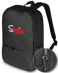 Mochila para notebook preta de couro, moderna e elegante, usada por um homem de negócios. Ideal para viagens de trabalho, possui vários compartimentos e alça ajustável.