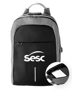 Mochila preta em poliéster 300D para notebook, com alças de couro, zíperes, bolsos e compartimentos para guardar equipamentos e objetos. Ideal para viagens, negócios, esportes e escola. Elegante e moderna, perfeita para quem busca praticidade e estilo.