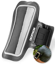 Braçadeira esportiva de couro sintético preto, com fecho de metal. O objeto é uma bolsa de equipamento moderna, usada para guardar dinheiro, carteira, telefone celular ou acessórios pessoais. O material é resistente e durável, ideal para proteger seus pertences durante atividades esportivas ou de lazer.