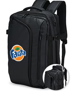 Homem de negócios sorridente e bem vestido segurando uma mochila de couro preta. Ele está de pé em um estúdio e parece feliz e confiante. A mochila é moderna e espaçosa, adequada para viagens de negócios ou lazer.