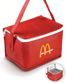 Bolsa térmica em TNT marrom com alça de couro, zipper preto e acabamento elegante. A bolsa está vazia e aberta, mostrando seu interior forrado para armazenamento. A bolsa possui um design moderno e funcional, perfeita para manter os alimentos frescos por mais tempo.